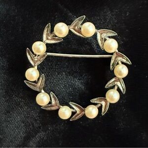 Vintage Akoya pearl and sterling leaf pin🩶